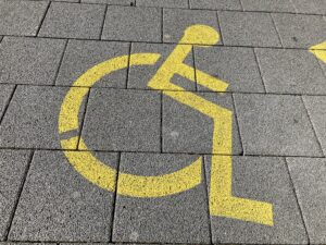 Gelbes Rollstuhl-Symbol auf Bodenplatten