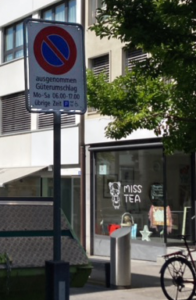 Parkverbotschild mit Text